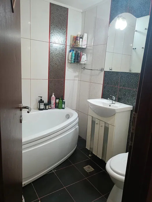 Apartament 3 camere-semidecomandat-zona Mihai Bravu
