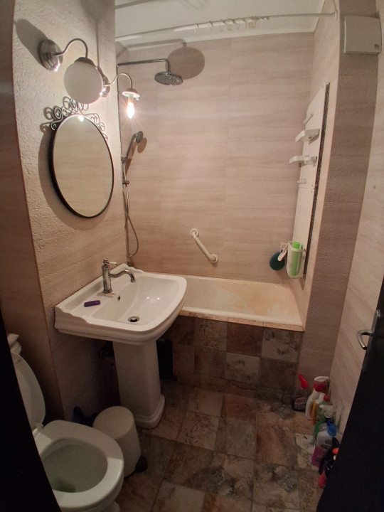 Apartament 4 camere-semidecomandat-zona Drumul Taberei