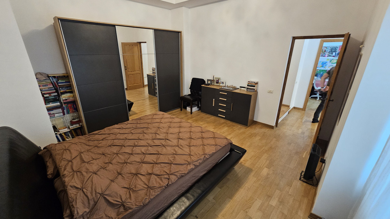 Apartament 5 camere+Terasa 120 mp+garaj -zona - Primaria Sector 1 -Banu Manta