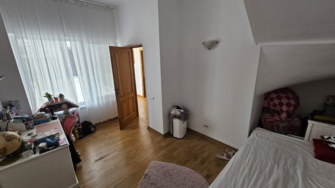 Apartament 5 camere+Terasa 120 mp+garaj -zona - Primaria Sector 1 -Banu Manta