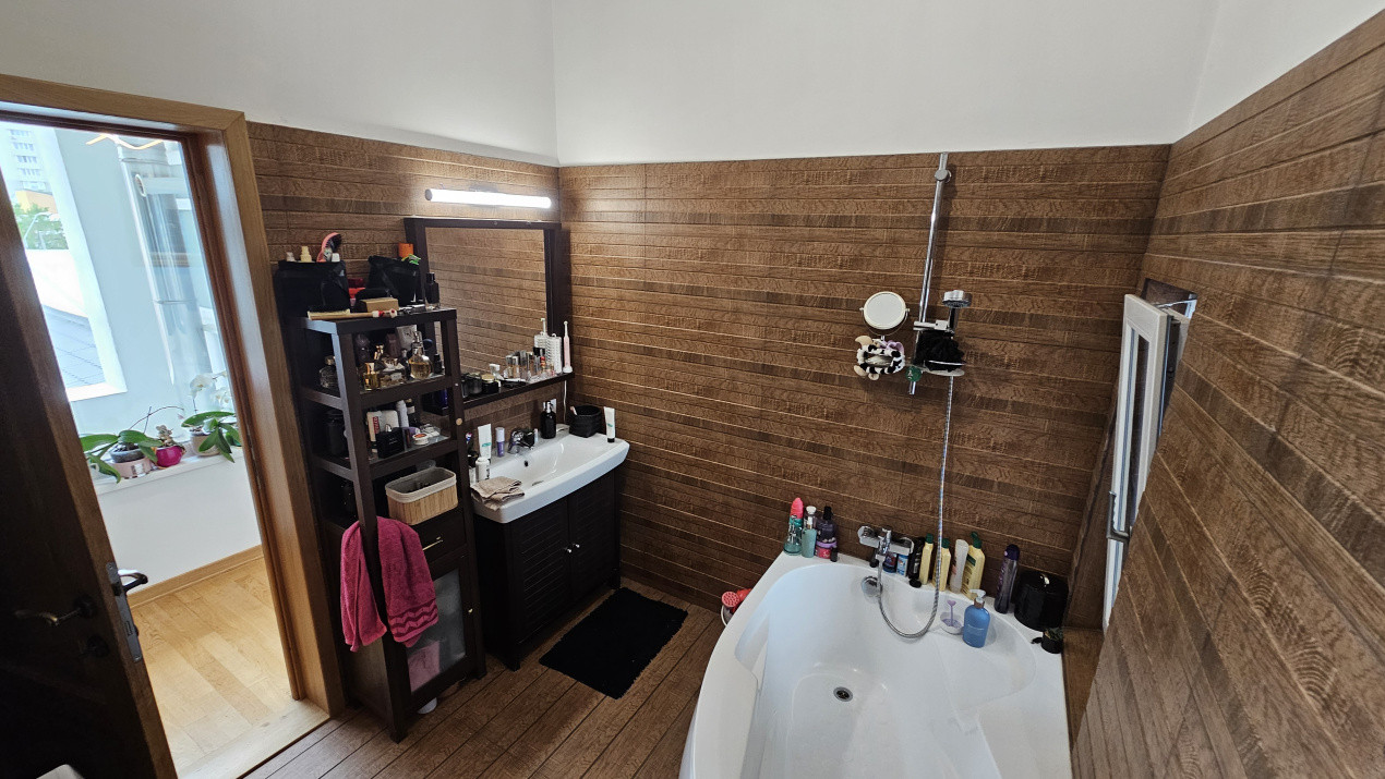 Apartament 5 camere+Terasa 120 mp+garaj -zona - Primaria Sector 1 -Banu Manta