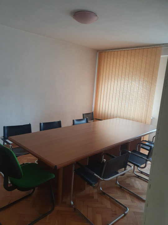 Apartament spațios -4 camere-decomandat-Bulevardul Unirii –Palatul Parlamentului