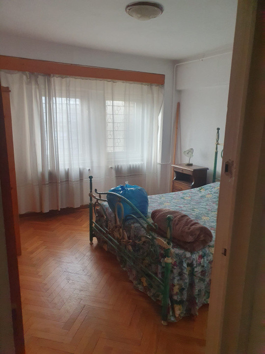 Apartament spațios -4 camere-decomandat-Bulevardul Unirii –Palatul Parlamentului