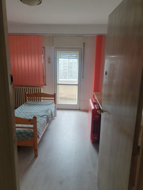 Apartament spațios -4 camere-decomandat-Bulevardul Unirii –Palatul Parlamentului