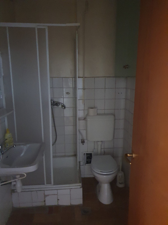 Apartament spațios -4 camere-decomandat-Bulevardul Unirii –Palatul Parlamentului