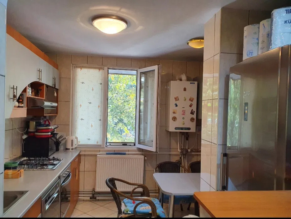 Apartament 3 camere - semidecomandat -  Trapezului