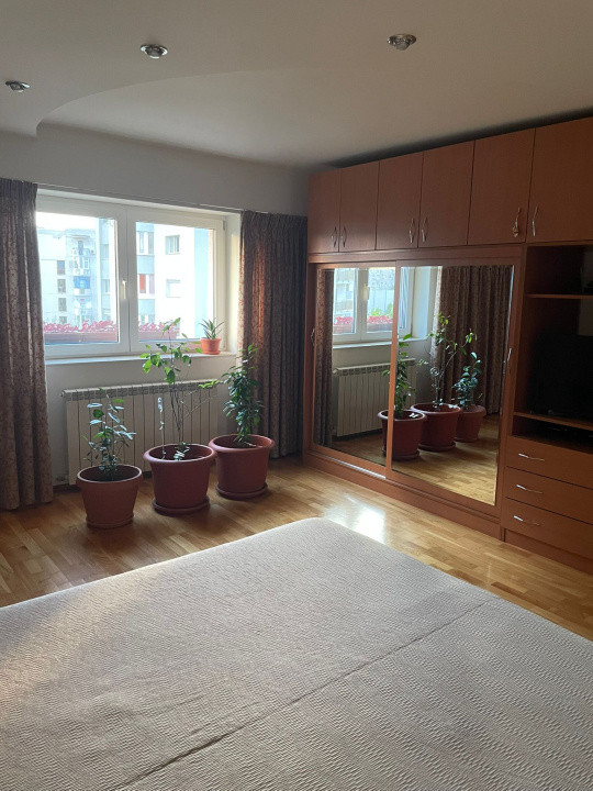 Apartament - 3 camere - decomandat-Str. Matei Basarab 