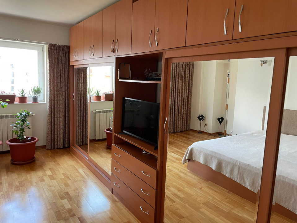 Apartament - 3 camere - decomandat-Str. Matei Basarab 