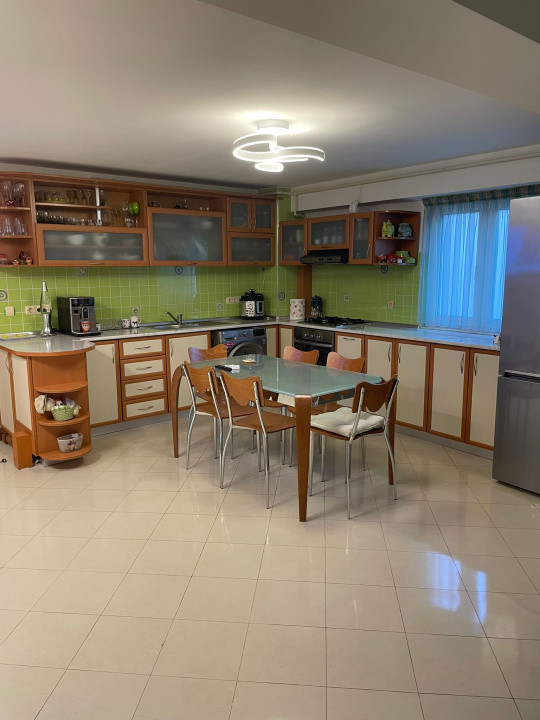 Apartament - 3 camere - decomandat-Str. Matei Basarab 