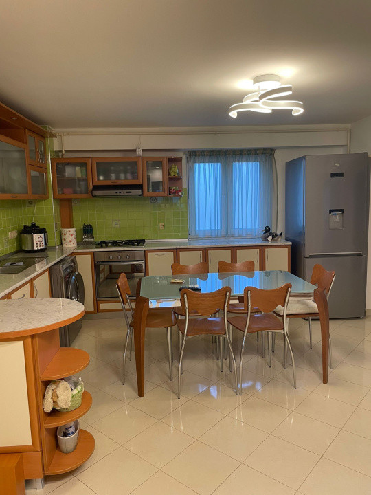 Apartament - 3 camere - decomandat-Str. Matei Basarab 