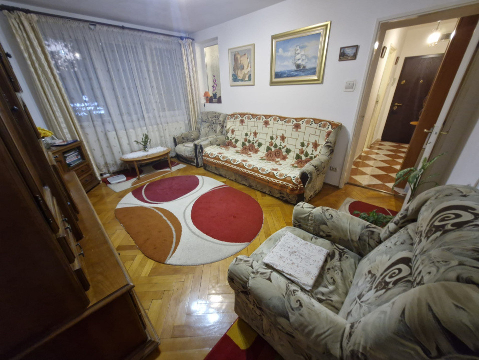 Apartament - 3 camere - semidecomandat -Titan 