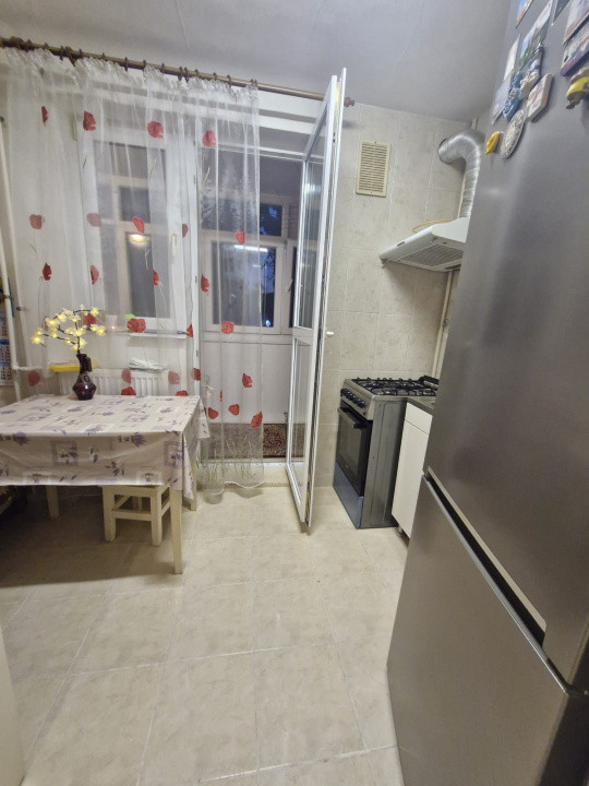 Apartament - 3 camere - semidecomandat -Titan 