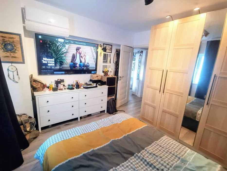 Apartament - 4 camere - semidecomandat - Calea Mosilor