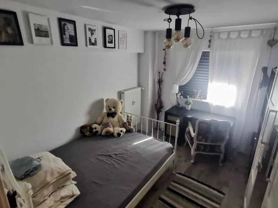 Apartament - 4 camere - semidecomandat - Calea Mosilor