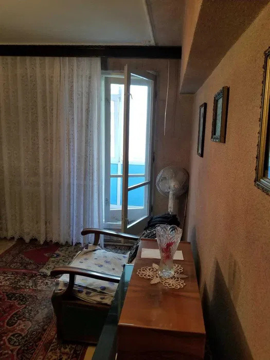 Apartament - 2 camere - decomandat -Vitan 