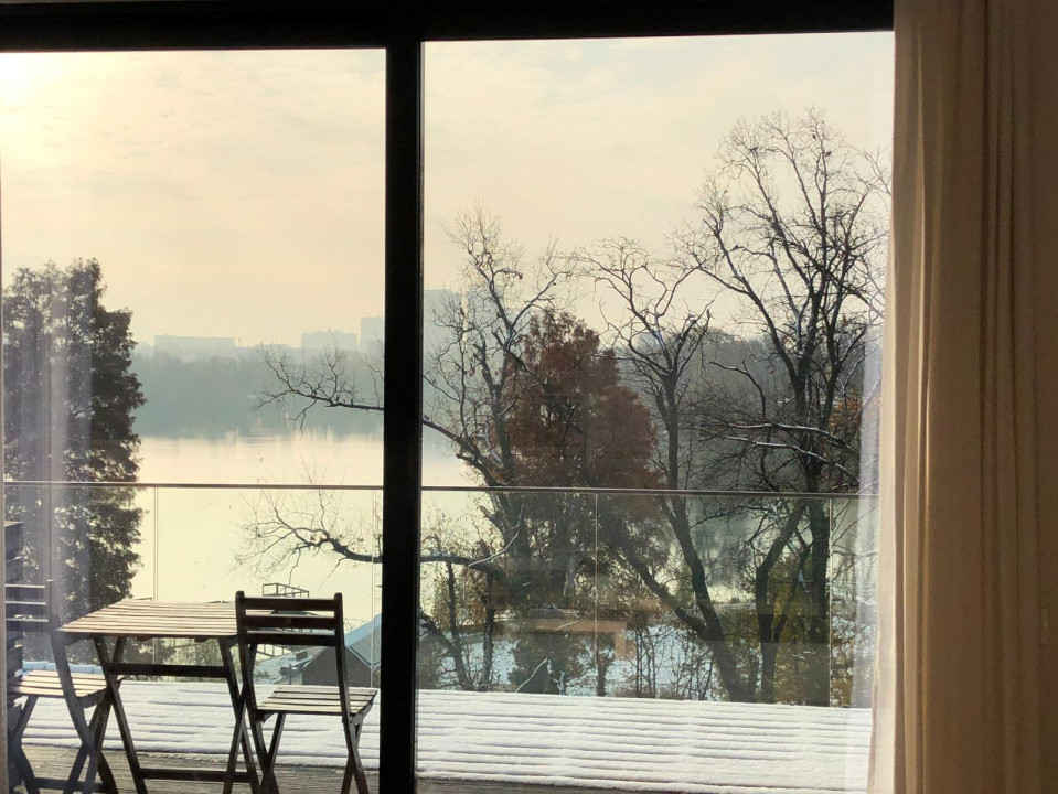 Apartament premium- Lacul Herăstrău – 4 dormitoare, balcon cu vedere la lac