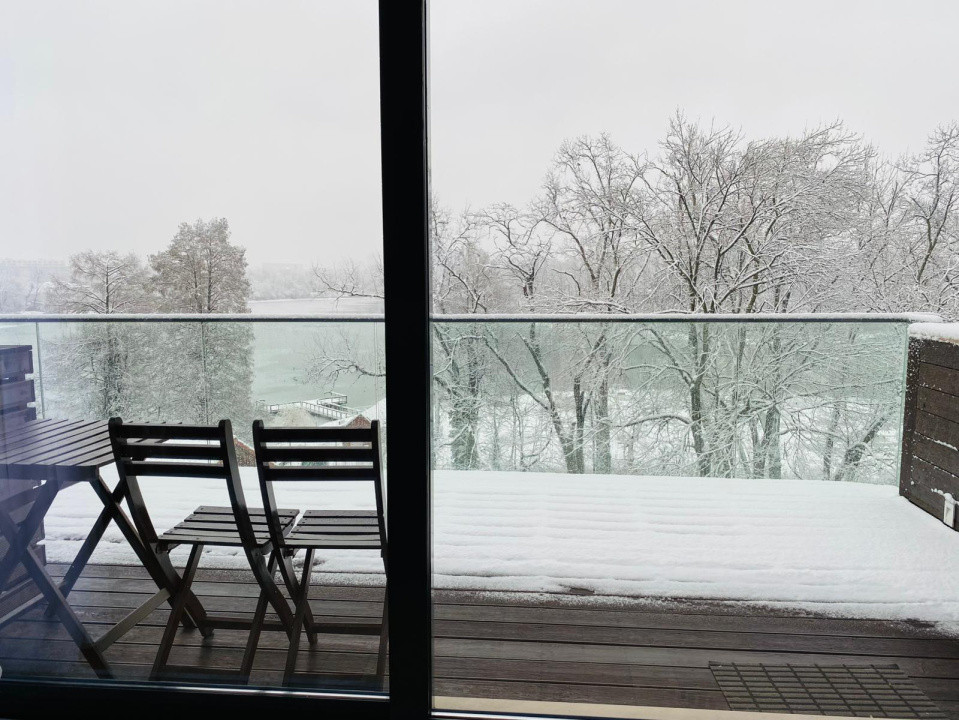 Apartament premium- Lacul Herăstrău – 4 dormitoare, balcon cu vedere la lac