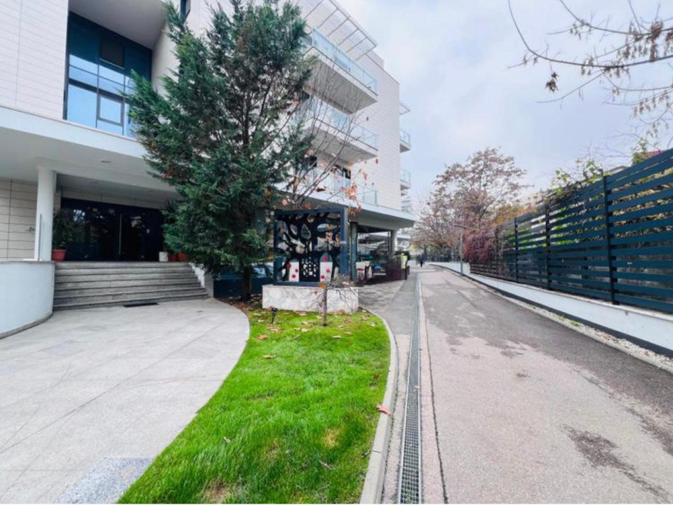 Apartament premium- Lacul Herăstrău – 4 dormitoare, balcon cu vedere la lac