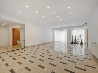 Apartament - 4 camere- parcare subterna- zona Primăverii