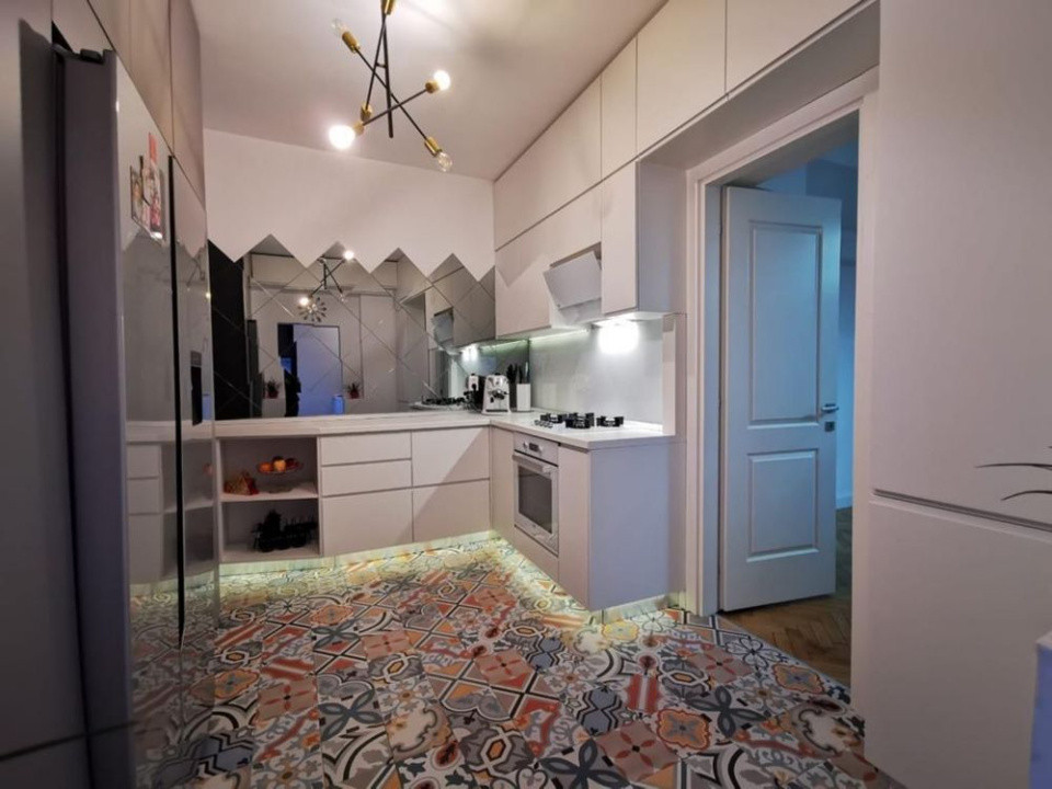 Apartament 4 camere decomandat - zona Capitale