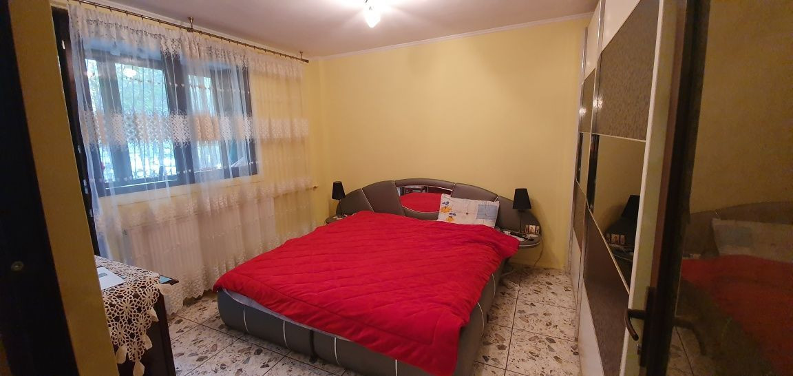 Apartament 2 camere decomandat la P/4 zona Titan cu loc de parcare