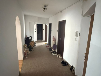 Apartament 3 camere-decomandat-zona Calea Calarasilor