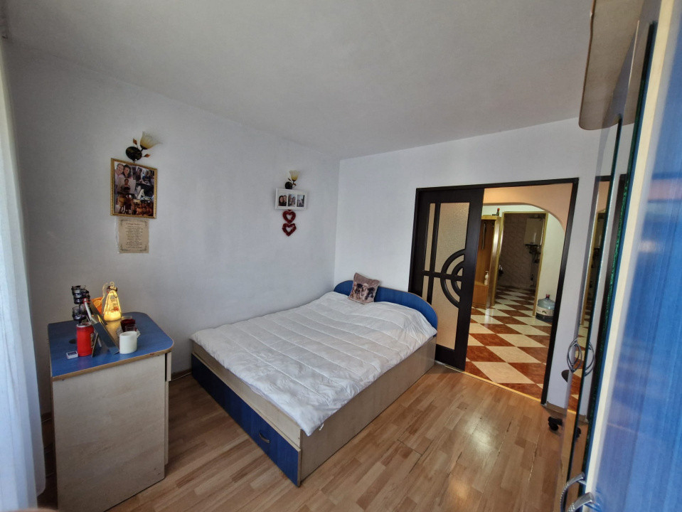 Apartament 4 camere-decomandat-zona Vitan