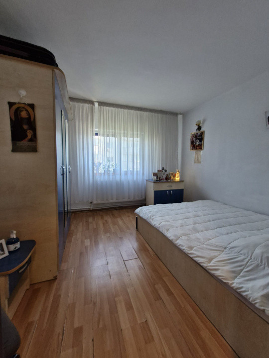 Apartament 4 camere-decomandat-zona Vitan