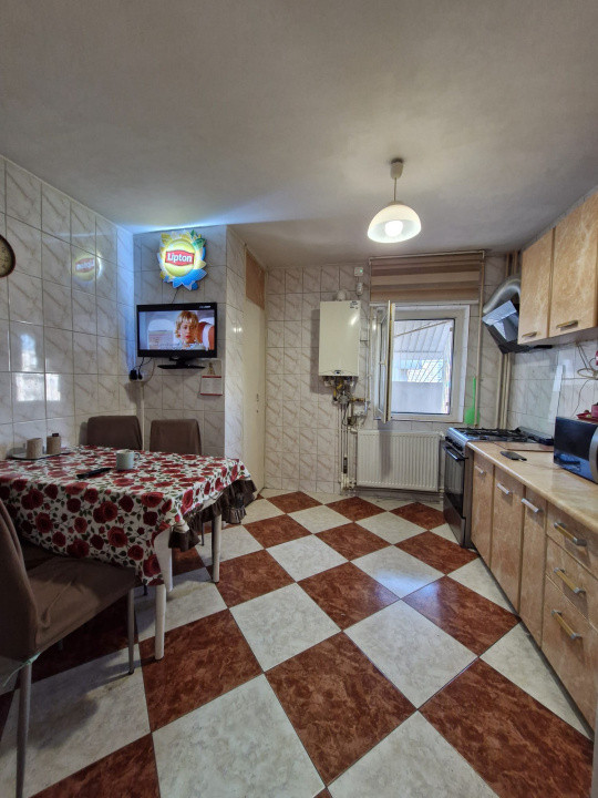 Apartament 4 camere-decomandat-zona Vitan