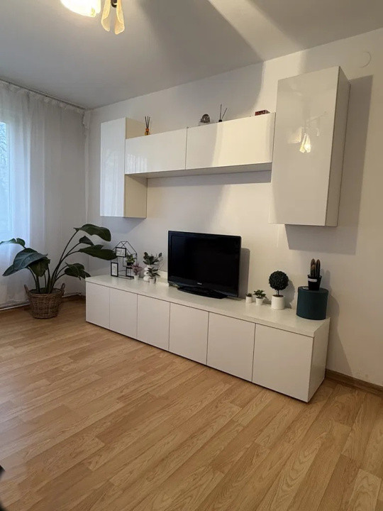 Apartament 3 camere  decomandat – zona Titan - 1 Decembrie
