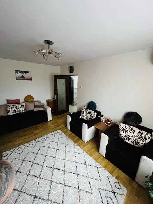 Apartament 3 camere cu centrala proprie 