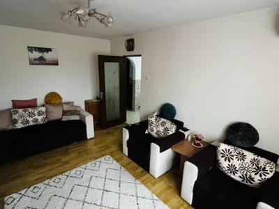 Apartament 3 camere cu centrala proprie 