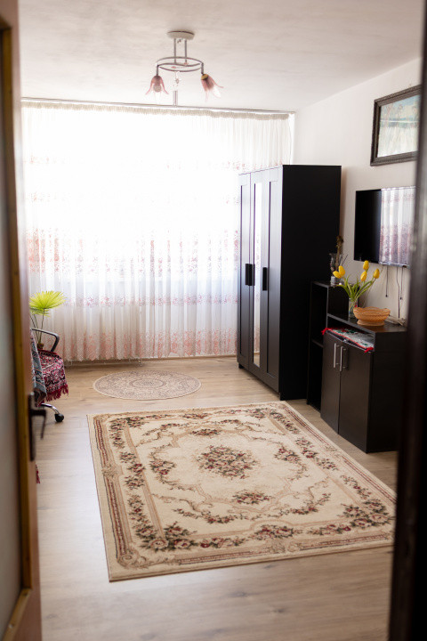 Apartament 3 camere-semidecomandat- zona Rahova