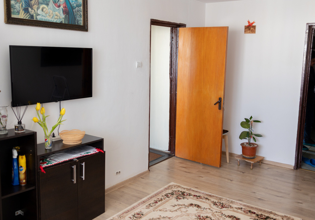 Apartament 3 camere-semidecomandat- zona Rahova