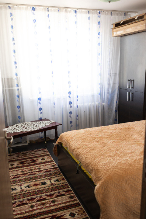 Apartament 3 camere-semidecomandat- zona Rahova