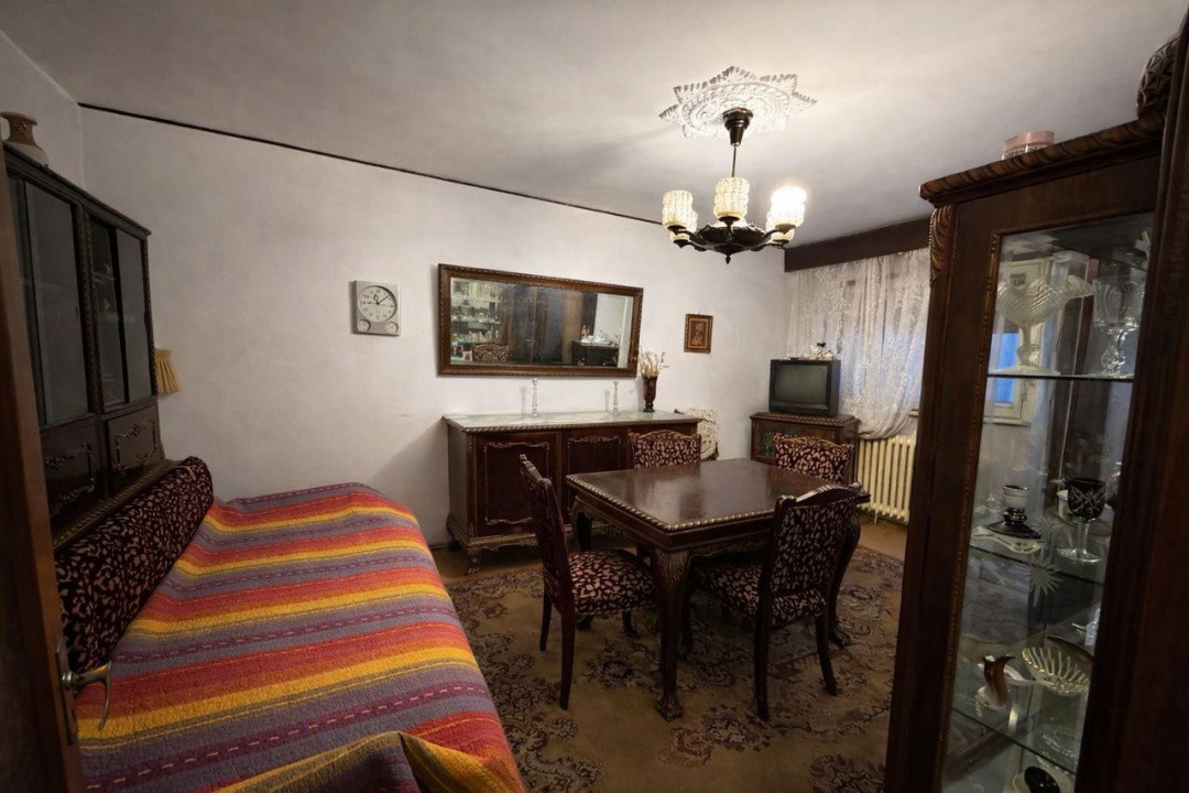 Apartament de vanzare 4 camere- decomandat-zona Pantelomon