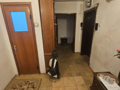 Apartament de vanzare 4 camere- decomandat-zona Pantelomon