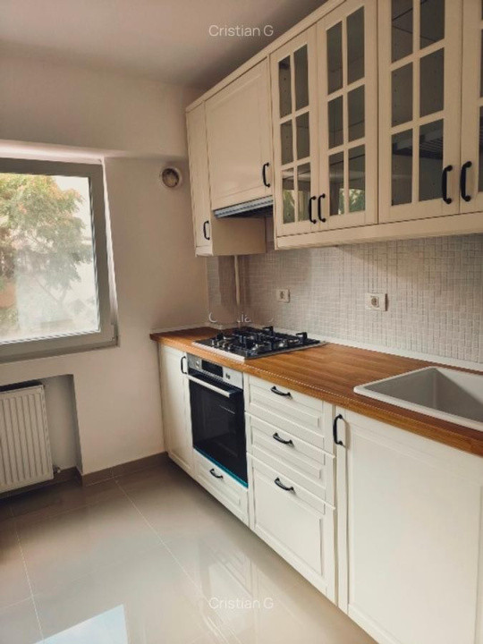 Apartament 4 camere  decomandat – zona Universitate l Romana