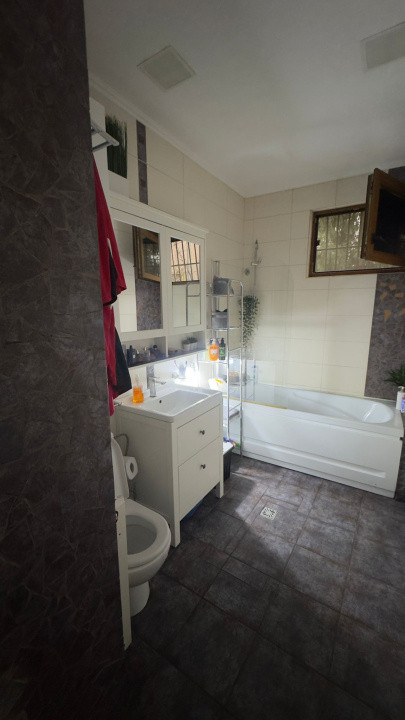 Apartament - 5 camere - decomandat 