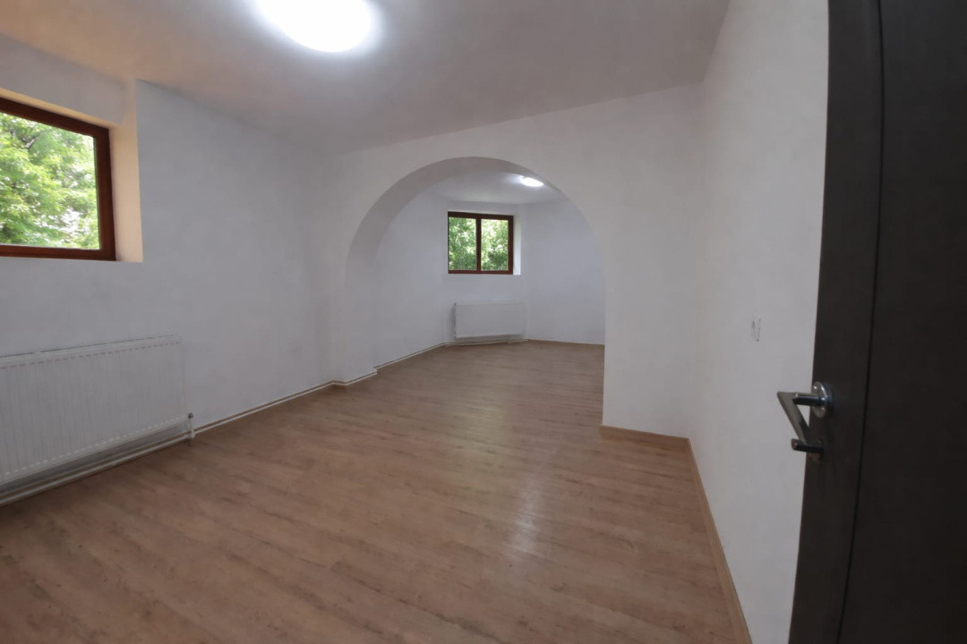 Garsoniera-demisol inalt-zona Banu Manta