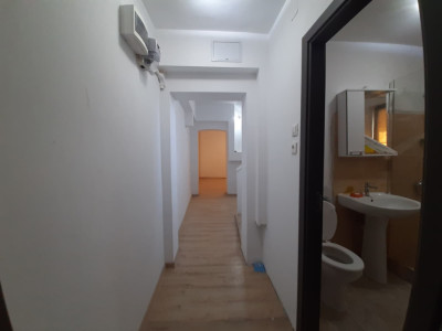 Garsoniera-demisol inalt-zona Banu Manta