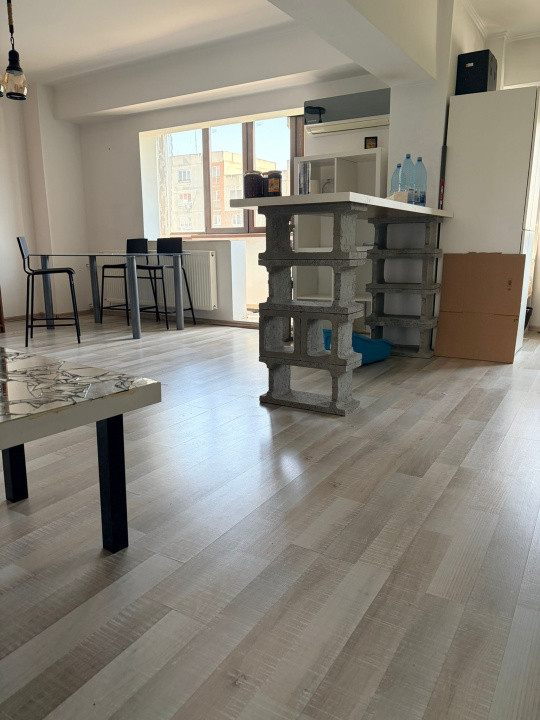 Apartament - 3 camere - semidecomandat - Tineretului 