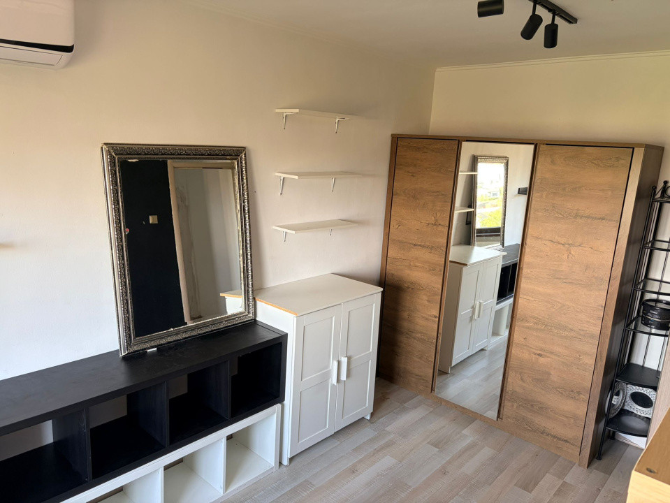 Apartament - 3 camere - semidecomandat - Tineretului 