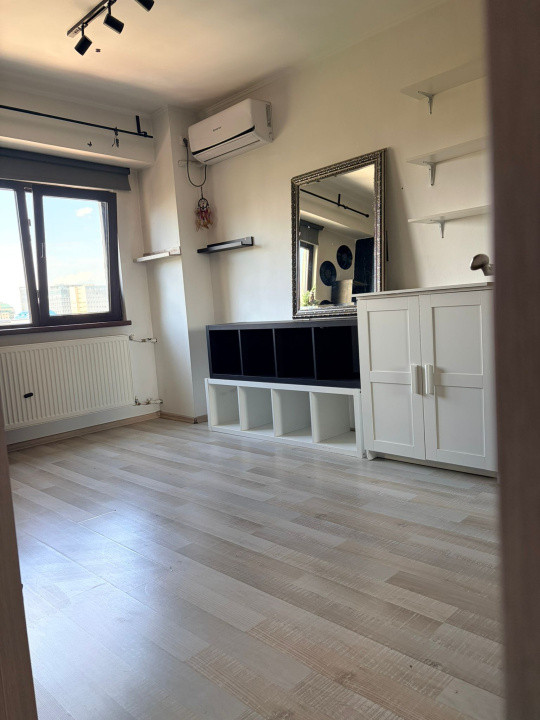 Apartament - 3 camere - semidecomandat - Tineretului 