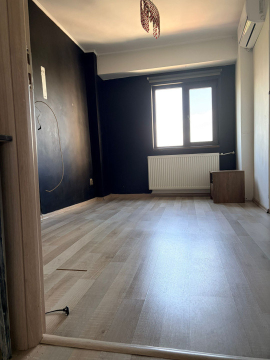 Apartament - 3 camere - semidecomandat - Tineretului 