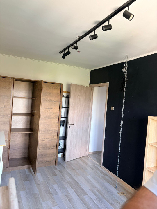 Apartament - 3 camere - semidecomandat - Tineretului 