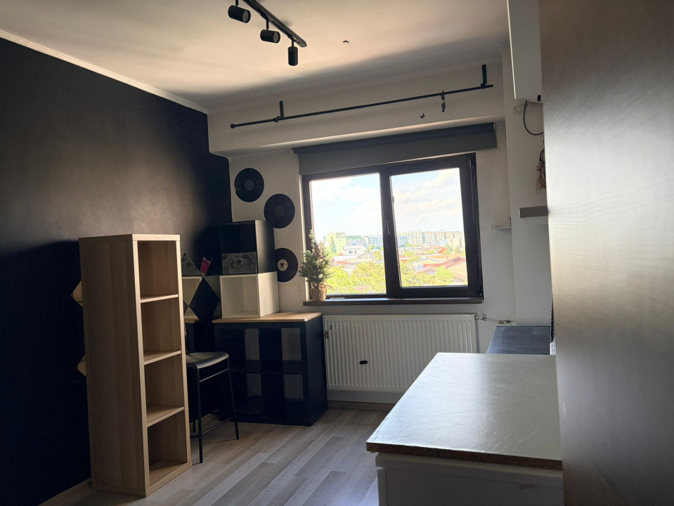 Apartament - 3 camere - semidecomandat - Tineretului 