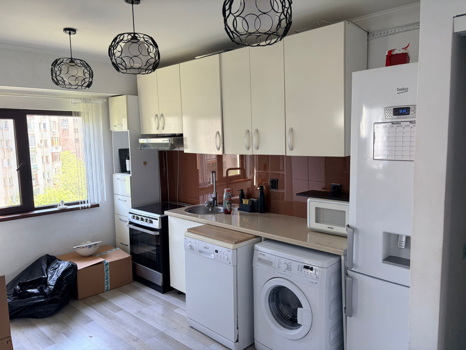 Apartament - 3 camere - semidecomandat - Tineretului 