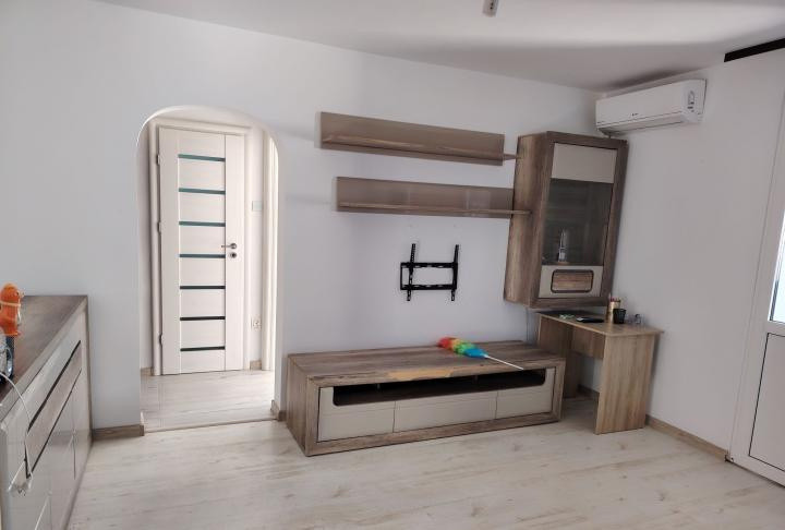 Apartament 3 camere  semidecomandat - zona Titan