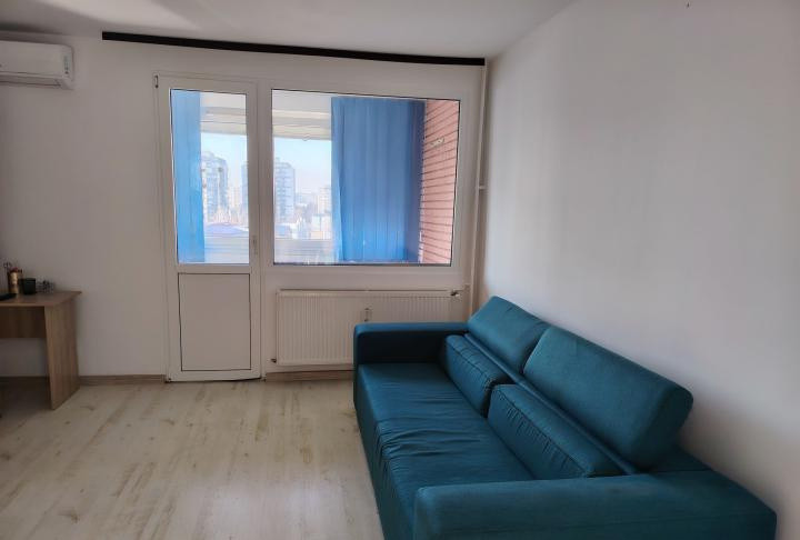Apartament 3 camere  semidecomandat - zona Titan